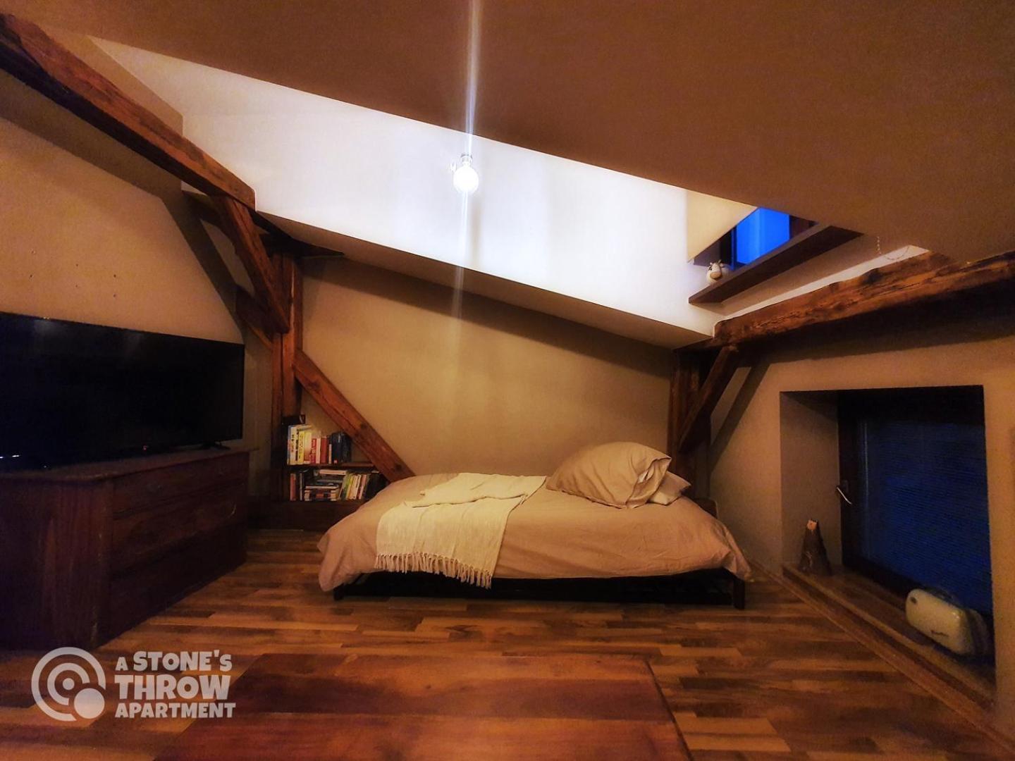 A Stone'S Throw Apartment Krakow Bagian luar foto