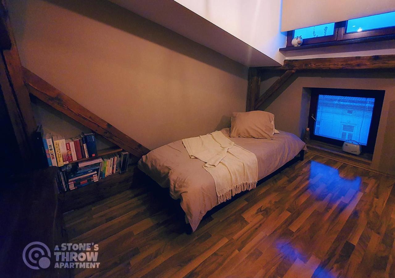 A Stone'S Throw Apartment Krakow Bagian luar foto