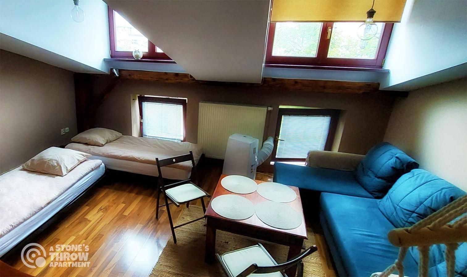 A Stone'S Throw Apartment Krakow Bagian luar foto