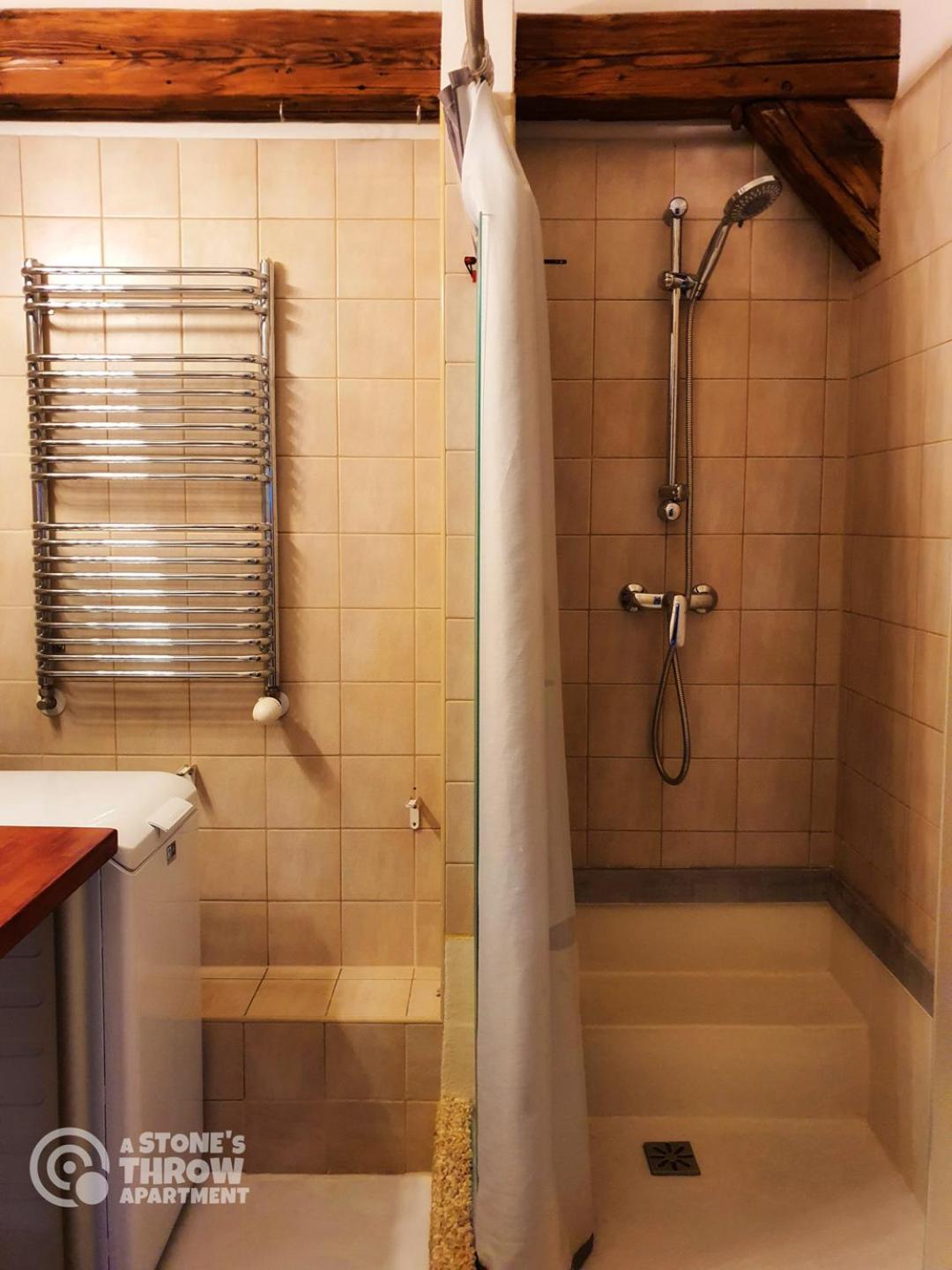 A Stone'S Throw Apartment Krakow Bagian luar foto